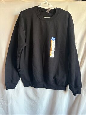 Gildan Black Crewneck Sweatshirt - Classic Minimalist